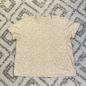 🩵 3 for $12 🩵 Old Navy Everywear TShirt Pattern Tan and White Floral Size M